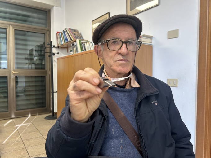Sventa uno scippo grazie al fischietto