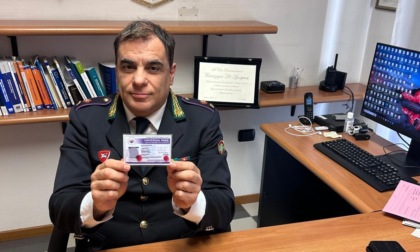 Anziché la patente esibisce un documento fasullo, denunciato sostenitore del gruppo «Noi è, io sono»