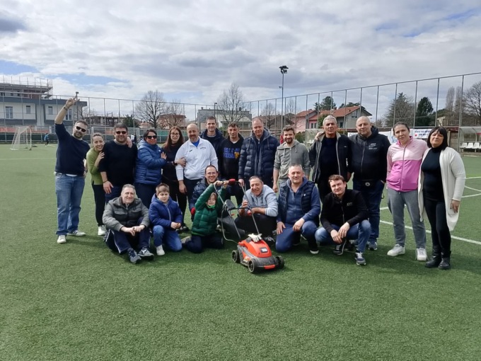 Genitori, dirigenti e allenatori della Robur puliscono l’oratorio da mozziconi e bottiglie