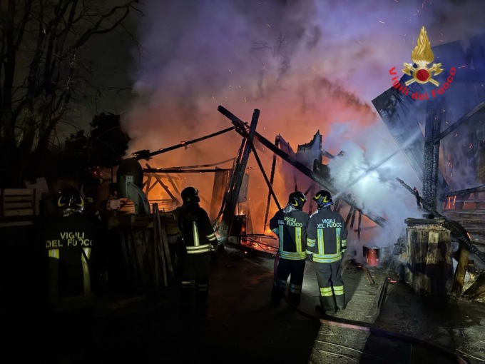 Incendio in una ditta di lavorazione del legno