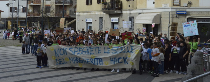 Più di trecento al corteo: “Non spegnete le stelle del Margherita Hack”