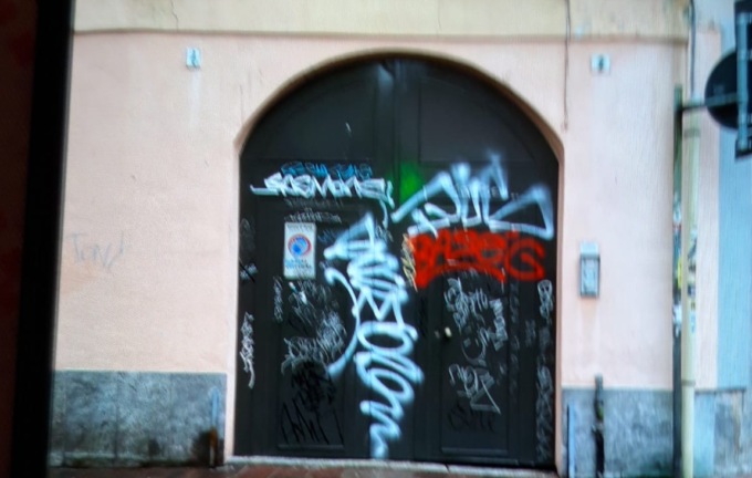 Gli imbrattano il portone,  ma il Comune  gli nega  il progetto anti-vandali