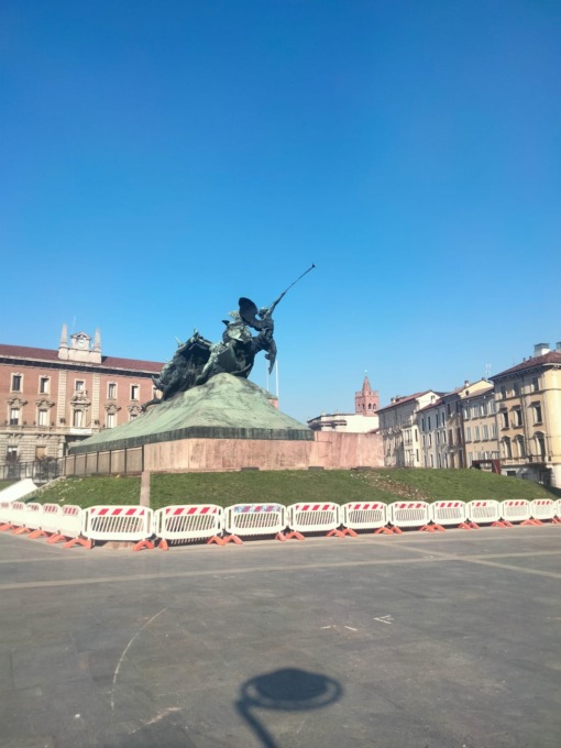 Scempio di Carnevale sul monumento ai Caduti