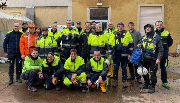 Una discarica a cielo aperto ripulita dalla Protezione civile