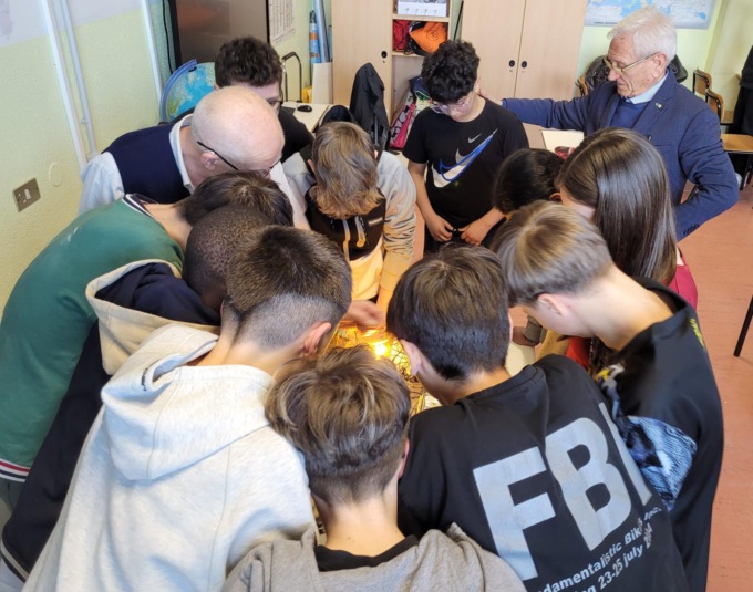 Elettricisti in erba tra i banchi della scuola media