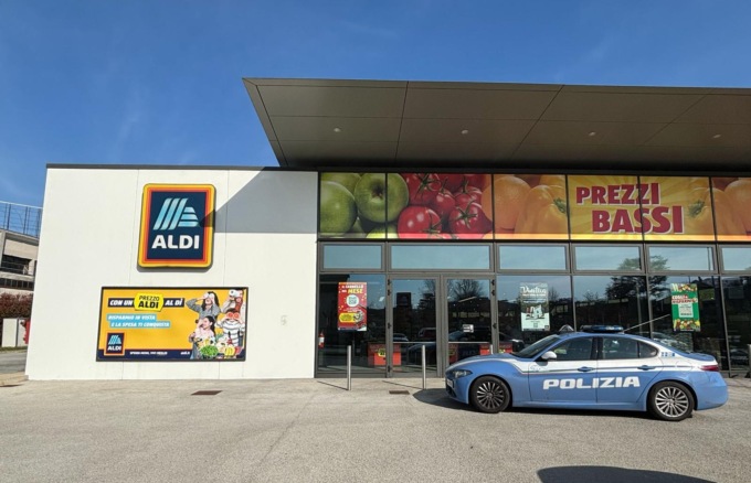 Rubano al super e minacciano di morte gli addetti