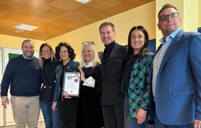 Fratelli d’Italia consegna il premio “Eccellenza Donna” all’artista Luisa Colombo