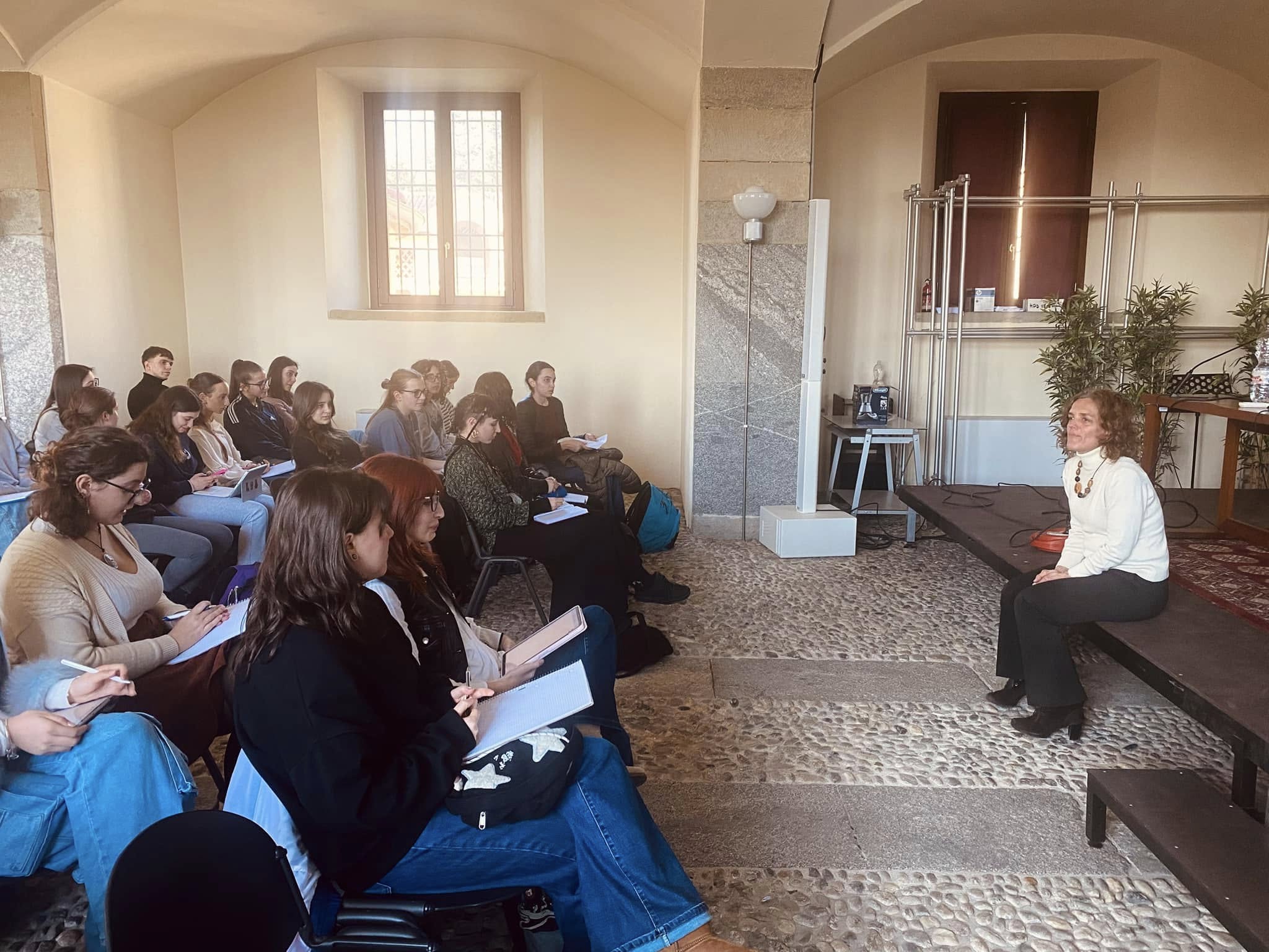 La presidente del Consorzio Lucia Urbano con gli studenti