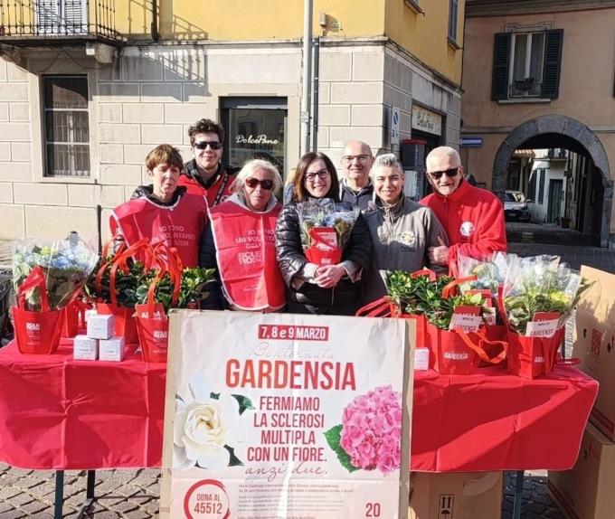 Gardenie e ortensie contro la sclerosi multipla: i volontari in piazza