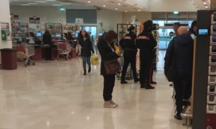 Ruba alcolici al supermercato, arrestato