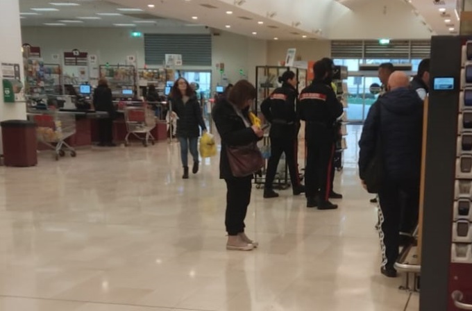 Ruba alcolici al supermercato, arrestato