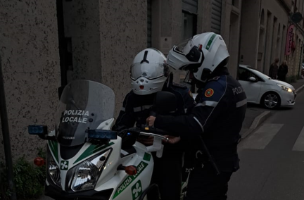 Sottrae merce dagli scaffali: denunciato per furto