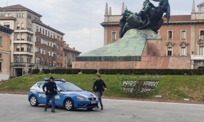 Accerchiano, isolano e rapinano una donna: misure cautelari per due del "branco"