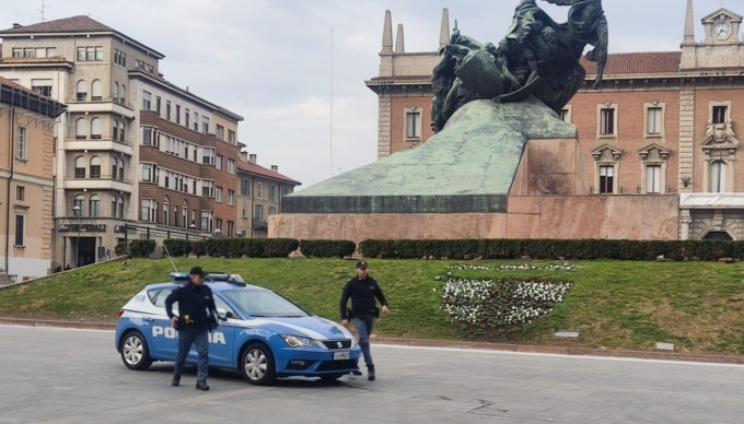 Accerchiano, isolano e rapinano una donna: misure cautelari per due del “branco”