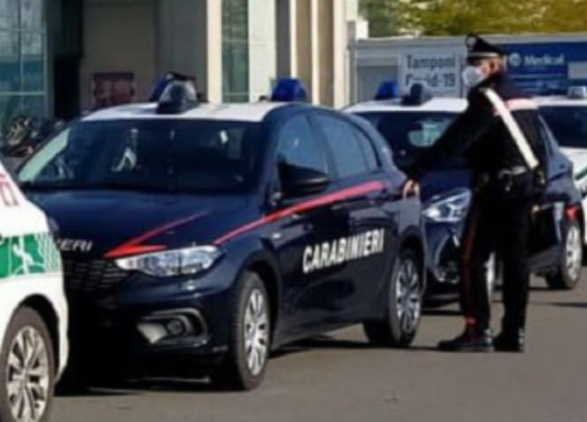 Girava tra i super con scontrini falsi per spillare soldi ai cambiamonete