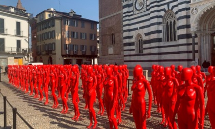 Manichini rossi in Duomo, il messaggio dell'artista alle donne