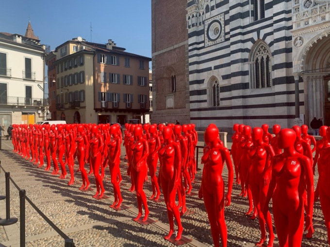 Manichini rossi in Duomo, il messaggio dell’artista alle donne