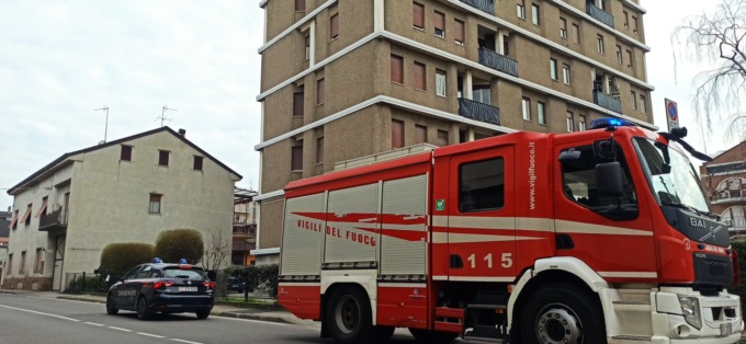 Bloccati fuori casa, arrivano i Vigili del fuoco