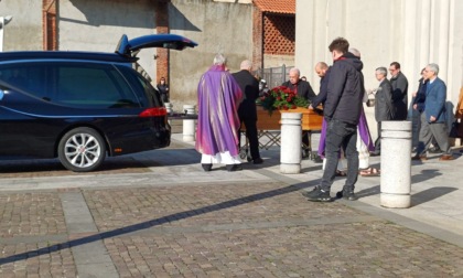 Folla commossa ai funerali di Cesare Rastellino