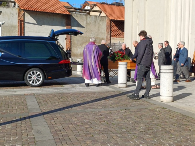 Folla commossa ai funerali di Cesare Rastellino