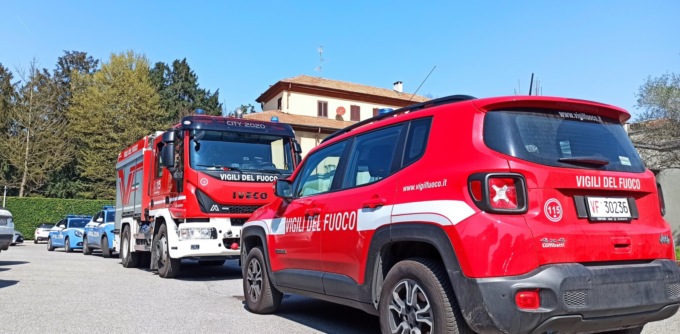 Ambulanze, Vigili del fuoco e Forze dell’ordine a scuola per un’intossicazione: 12 persone soccorse