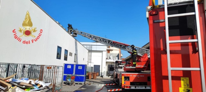 Inverter fotovoltaico in fiamme, intervengono i pompieri