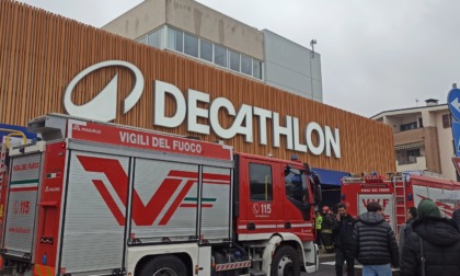 Puzza di fumo alla Decathlon, evacuato lo store: arrivano i Vigili del fuoco