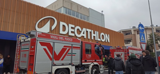 Puzza di fumo alla Decathlon, evacuato lo store: arrivano i Vigili del fuoco