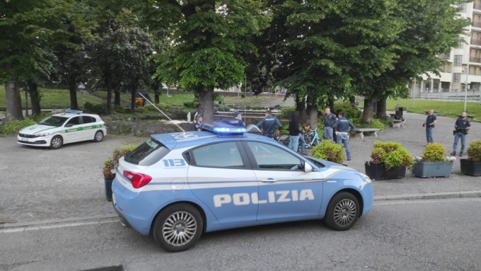 Spaccio nei giardini di piazza Arosio: due arresti