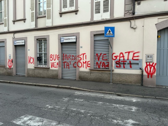 Vandalismo no vax alle sedi del Giornale di Vimercate e del Giornale di Carate