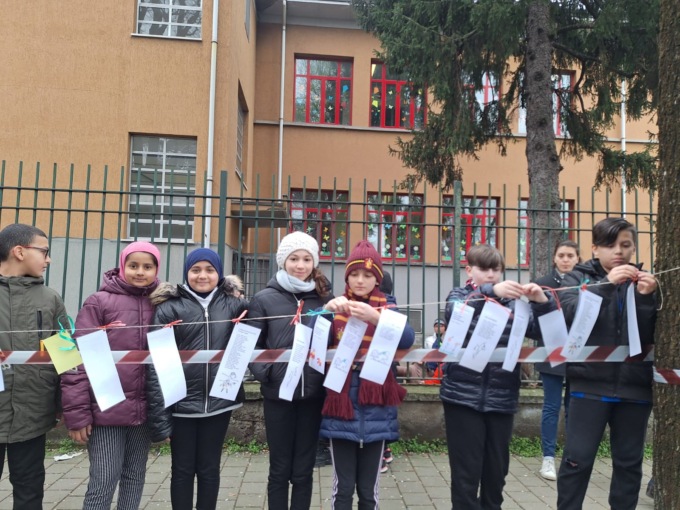 “Fioriscono poesie”: il dono dei bambini della primaria Gavazzi alla città