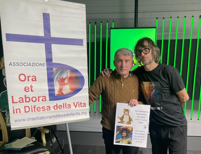 L’infermiere anti-aborto in radio contro il gender:  «Un uomo travestito da donna non è una donna»
