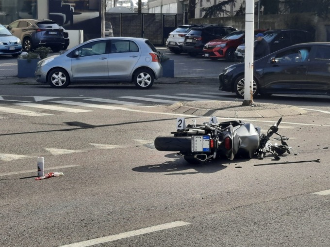Scontro fra moto e auto, grave un centauro
