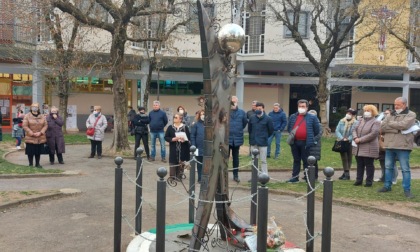 Preghiera al monumento per le vittime del Covid