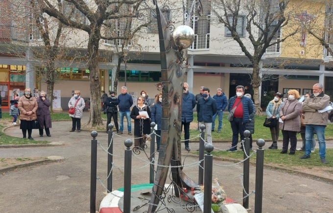 Preghiera al monumento per le vittime del Covid
