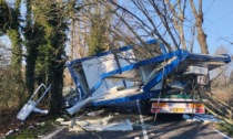 Tir perde il carico, colpita un'automobile