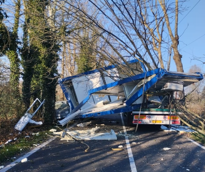 Tir perde il carico, colpita un’automobile