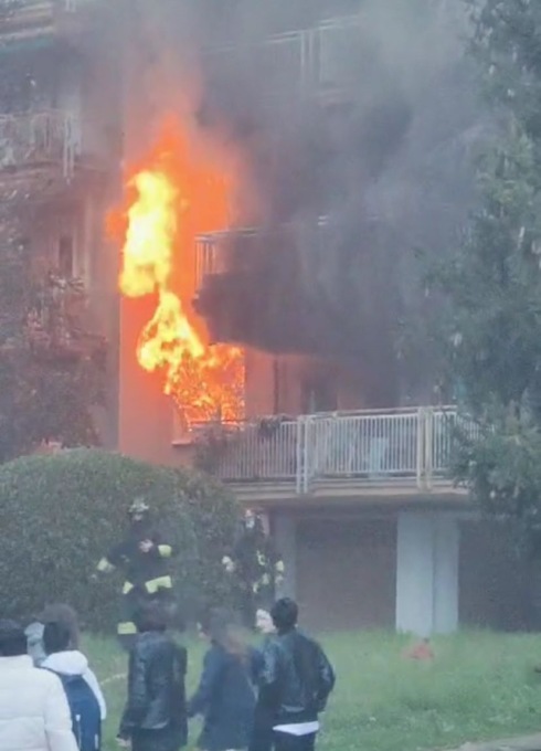 Fiamme e paura, incendio devasta un appartamento