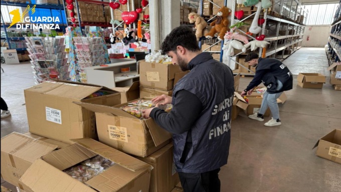 Accessori per telefoni non regolari: scatta il sequestro della Guardia di Finanza