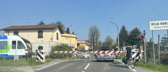 Auto sui binari, treno fermo e traffico in tilt a Villa Raverio
