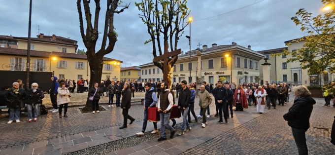 In migliaia all’alba per la Via Crucis del Sabato di Pasqua