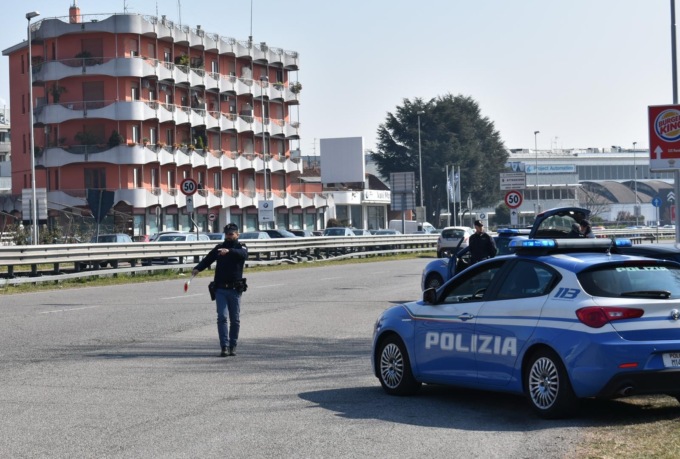 Poliziotto fuori servizio aggredito da un 50enne in fuga dopo un incidente
