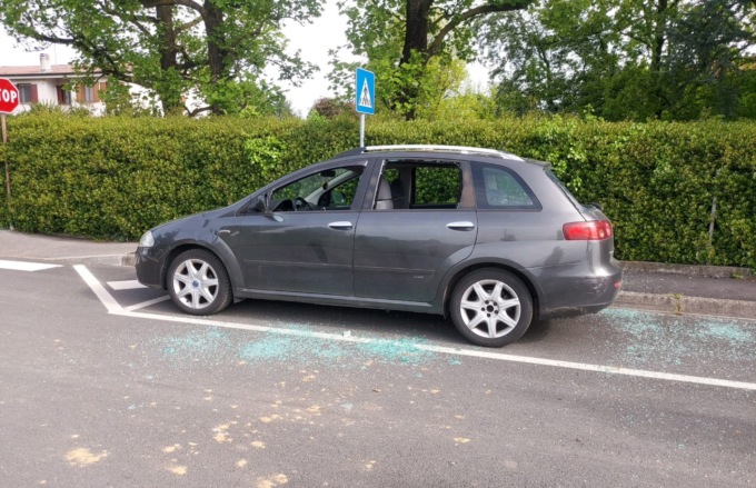 Sassaiola contro auto e case: paura in paese