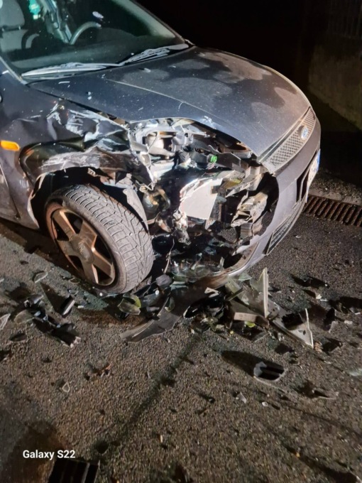 Va a sbattere contro un’auto e scappa, si scusa dopo il post sui social