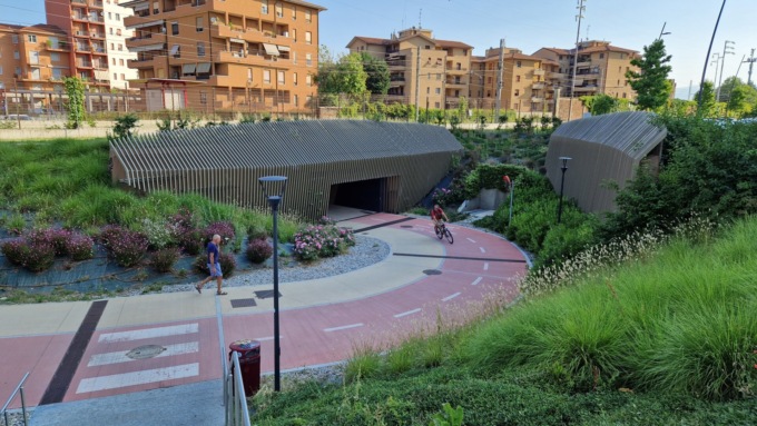 Frontale tra ciclisti nel sottopasso: 72enne in gravi condizioni