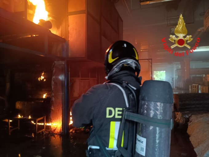 Fiamme in ditta, brucia un macchinario