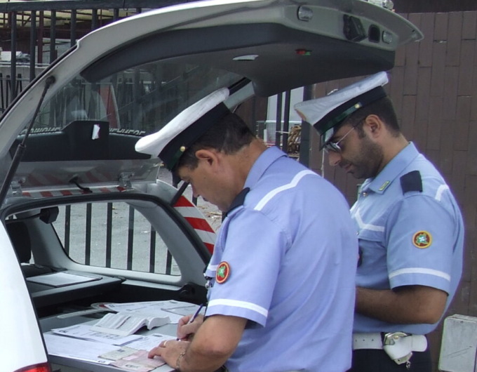 Sequestrate cento confezioni di alimenti scaduti