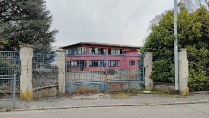 Scatolificio abbandonato: i residenti protestano, il sindaco ordina alla proprietà di ripulire l’area