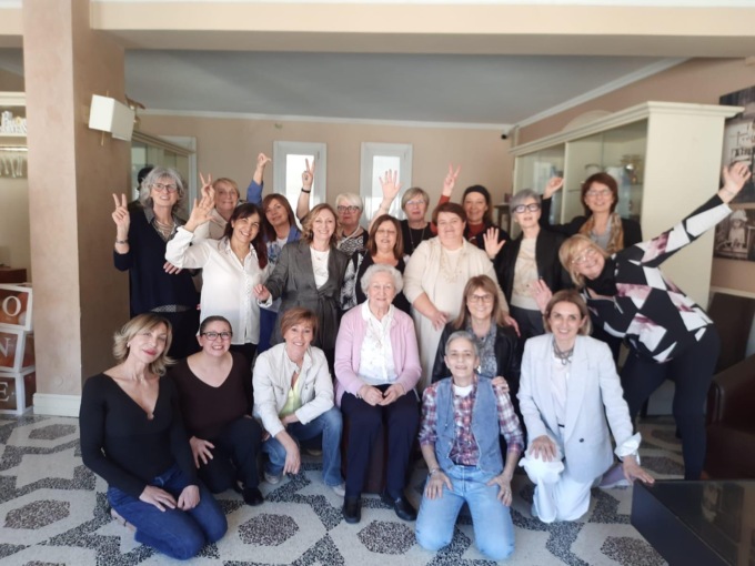 Ex alunne si ritrovano con la maestra dopo 50 anni