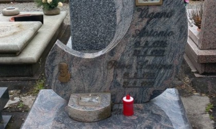 Ladri senza scrupoli in azione al cimitero. Rubate le statue in bronzo dalle tombe